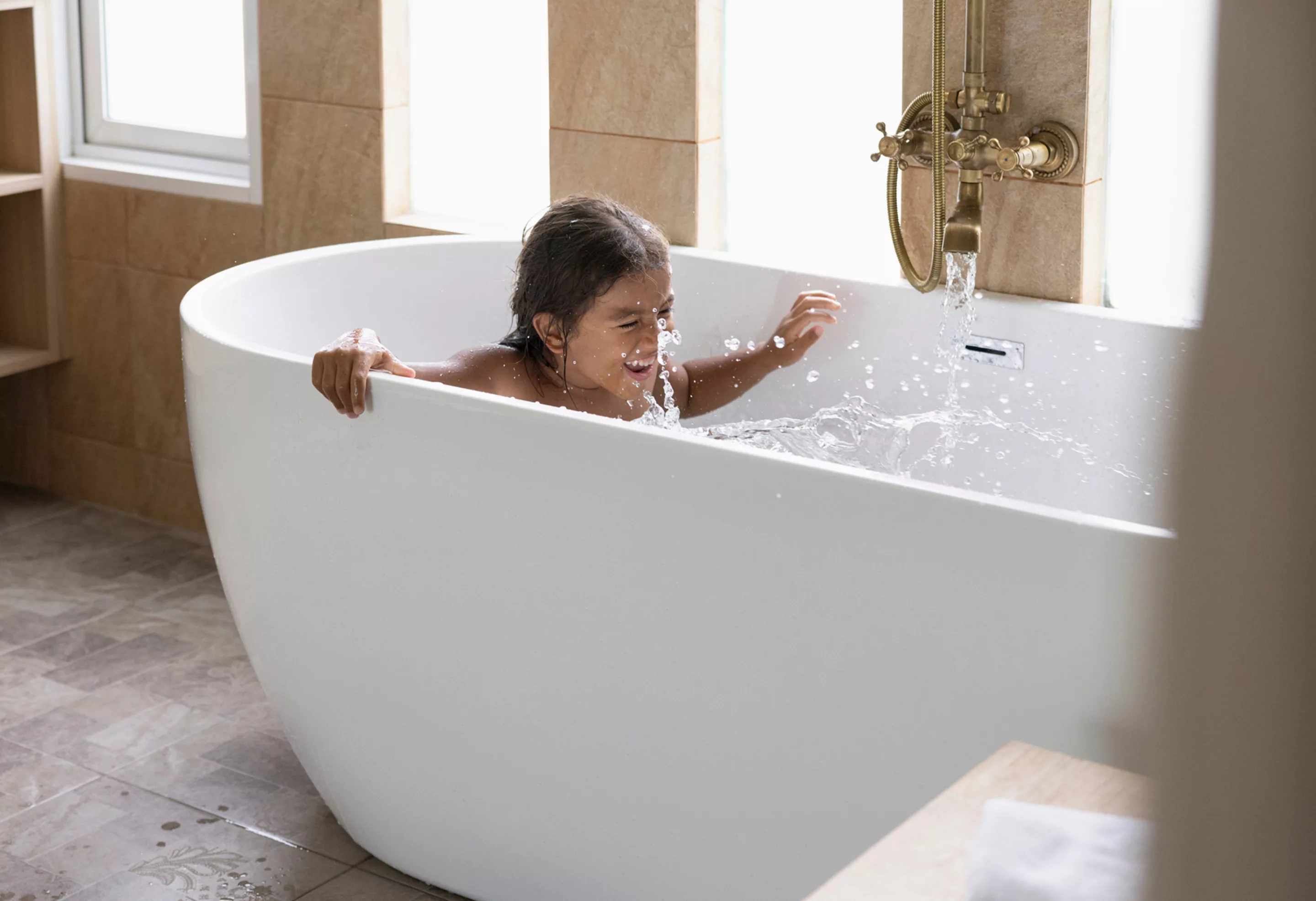 Kind beim baden in der Badewanne