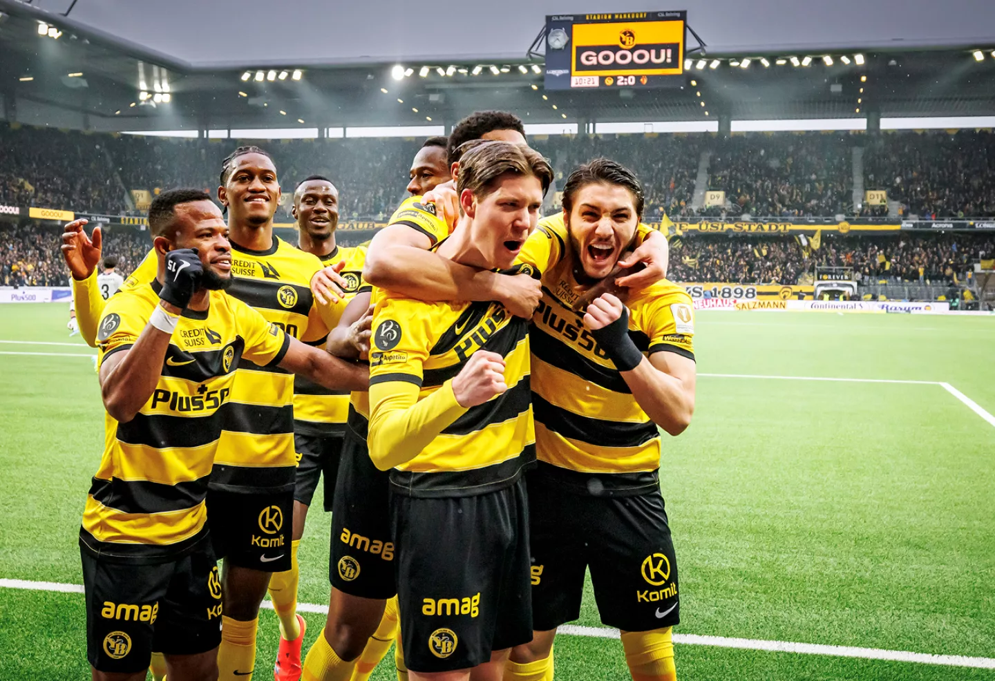 Young boys beim jubeln