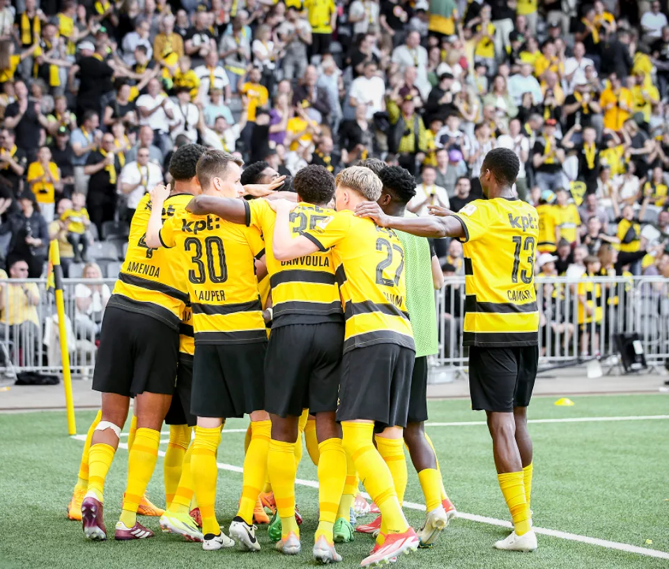 Mehrere spieler der young boys beim jubeln