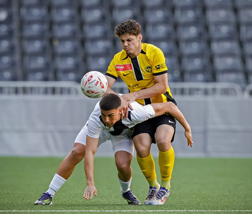Zwei fussballspieler im zweikampf